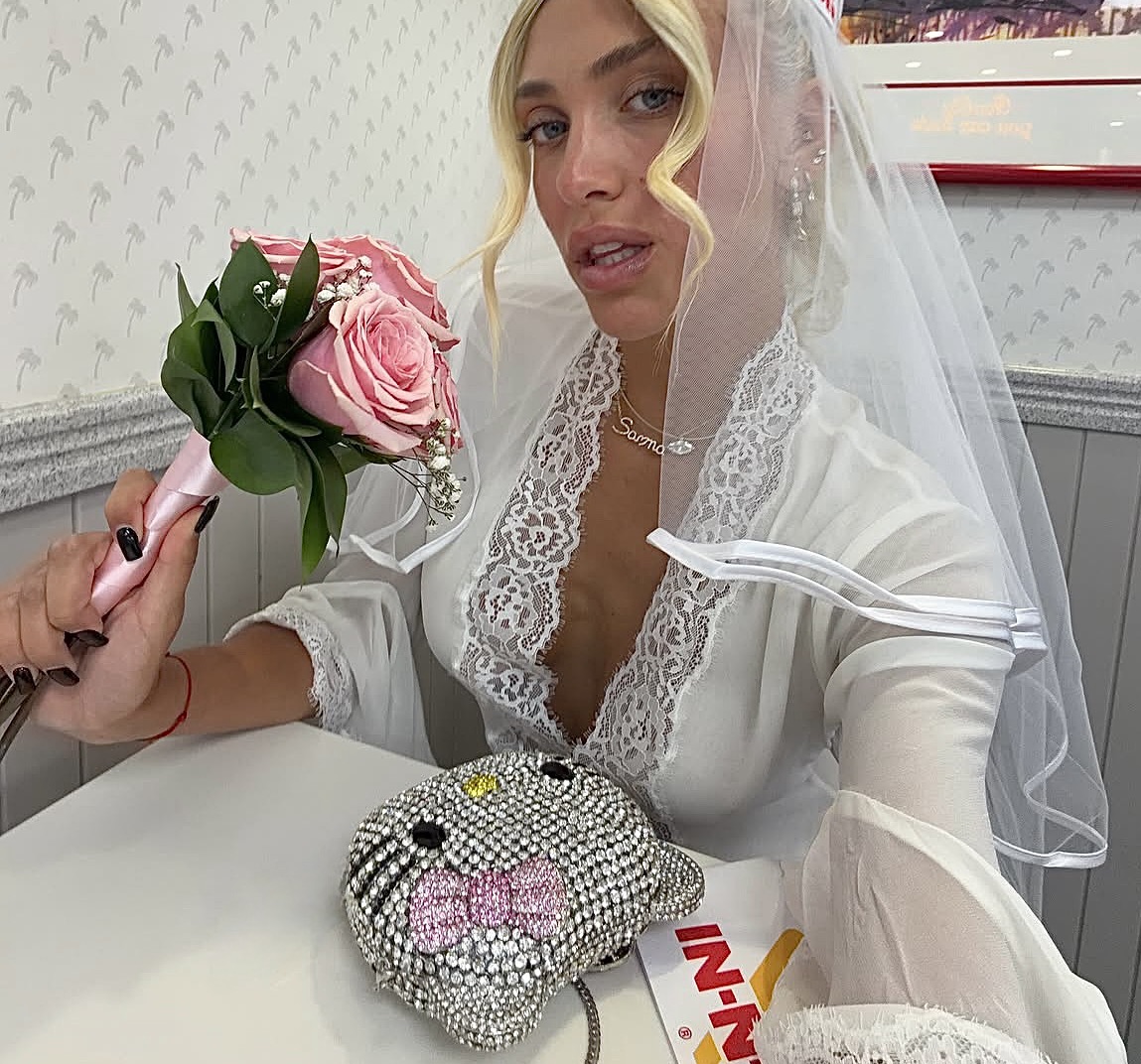 ABBOUDHABITS editorial - voile et bouquet